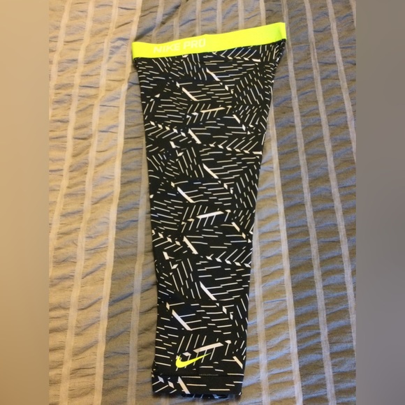 Nike Pro DriFit 19” crops leggings size medium - Picture 2 of 9